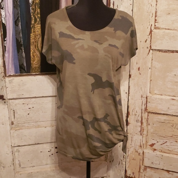 Dantelle Tops - Dantelle camo t-shirt